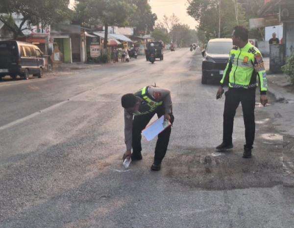 Kecelakaan Maut di Tuban, Mahasiswa Tewas Tertabrak Truk Trailer usai Gagal Menyalip Kecelakaan Maut di Tuban, Mahasiswa Tewas Tertabrak Truk Trailer usai Gagal Menyalip