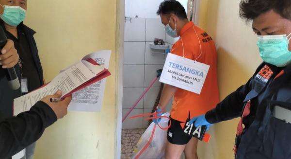 Rekonstruksi Pembunuhan di Depok: Saepul Peragakan 51 Adegan, dari Cekcok hingga Mutilasi Korban Rekonstruksi Pembunuhan di Depok: Saepul Peragakan 51 Adegan, dari Cekcok hingga Mutilasi Korban