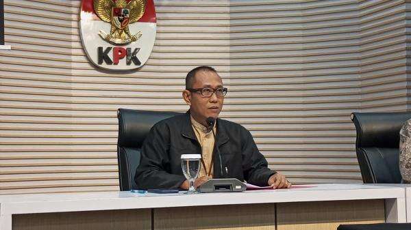 KPK Duga Kepala Bagian Akademik Unsoed Terima Rp1,12 Miliar dari Pengepul Mahasiswa KPK Duga Kepala Bagian Akademik Unsoed Terima Rp1,12 Miliar dari Pengepul Mahasiswa