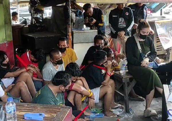 Penggerebekan Kampung Narkoba di Surabaya, Polda Jatim Tangkap 19 Orang Penggerebekan Kampung Narkoba di Surabaya, Polda Jatim Tangkap 19 Orang