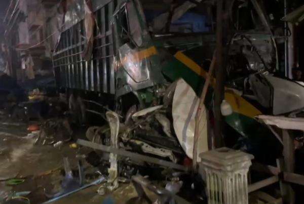 Kecelakaan Maut Truk Seruduk 2 Mobil dan 10 Motor di Labusel, 1 Tewas 14 Luka Kecelakaan Maut Truk Seruduk 2 Mobil dan 10 Motor di Labusel, 1 Tewas 14 Luka