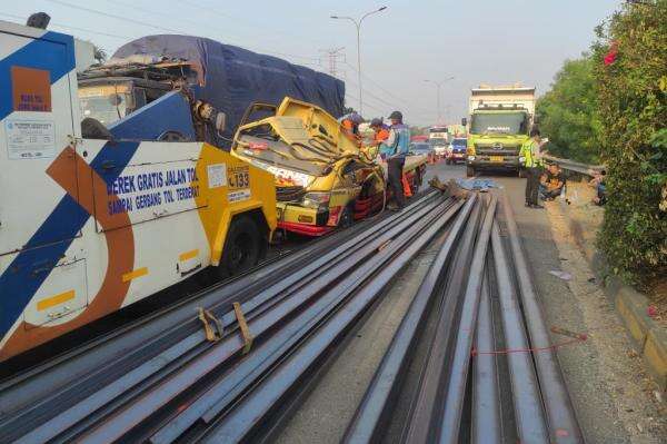 Truk Tabrak Truk di Tol JORR Jatiasih Bekasi, Muatan Besi Jatuh ke Jalan Truk Tabrak Truk di Tol JORR Jatiasih Bekasi, Muatan Besi Jatuh ke Jalan