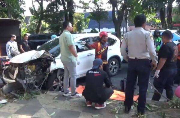 Kecelakaan Mobil Diduga Ngebut Tabrak 2 Motor di Surabaya, 1 Pengendara Tewas Kecelakaan Mobil Diduga Ngebut Tabrak 2 Motor di Surabaya, 1 Pengendara Tewas