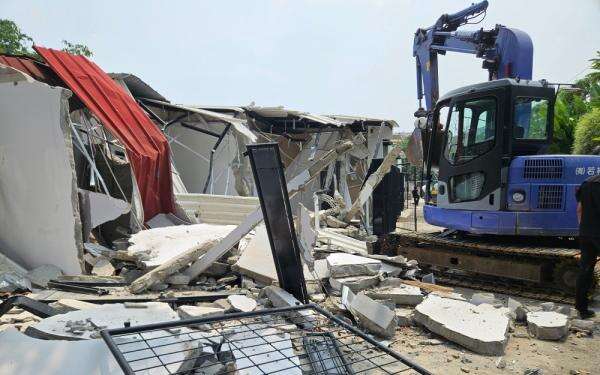 Klaster Mewah di Lapas Cibinong Dibongkar hingga Rata dengan Tanah, Begini Penampakannya Klaster Mewah di Lapas Cibinong Dibongkar hingga Rata dengan Tanah, Begini Penampakannya