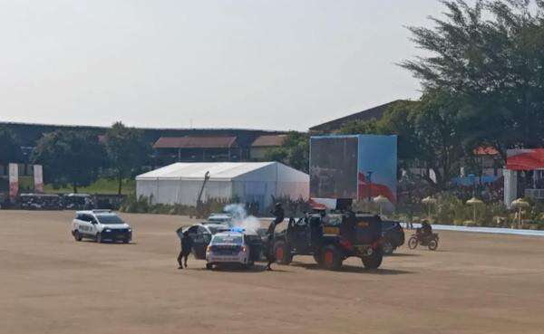 Momen Keseruan Hari Bhayangkara: Ada Ledakan hingga Defile Lintas Masyarakat Momen Keseruan Hari Bhayangkara: Ada Ledakan hingga Defile Lintas Masyarakat