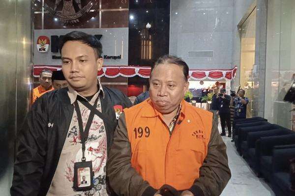 Penampakan Rektor Unsoed Akhmad Sodiq Pakai Rompi Tahanan KPK usai Jadi Tersangka Penampakan Rektor Unsoed Akhmad Sodiq Pakai Rompi Tahanan KPK usai Jadi Tersangka