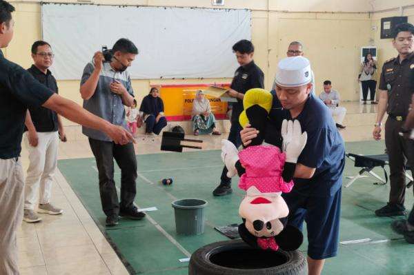 Rekonstruksi Kasus Anak Bunuh Ibu Kandung di Kuningan, Mayat Dibuang ke Sumur Rekonstruksi Kasus Anak Bunuh Ibu Kandung di Kuningan, Mayat Dibuang ke Sumur