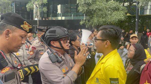 Hendak Demo di Bundaran HI, Mahasiswa Diadang Polisi di Depan UOB Plaza Hendak Demo di Bundaran HI, Mahasiswa Diadang Polisi di Depan UOB Plaza