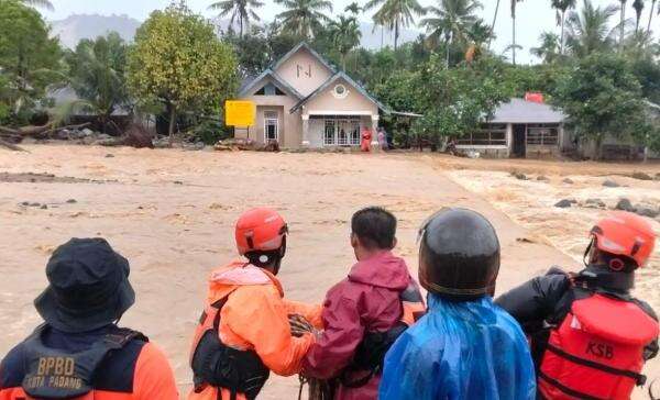 Banjir Parah Melanda Padang, Ratusan Warga Mengungsi Banjir Parah Melanda Padang, Ratusan Warga Mengungsi