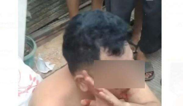 Pria Diduga Perampok Babak Belur Dikeroyok Massa di Depan Minimarket Kawasan Gunung Putri Pria Diduga Perampok Babak Belur Dikeroyok Massa di Depan Minimarket Kawasan Gunung Putri