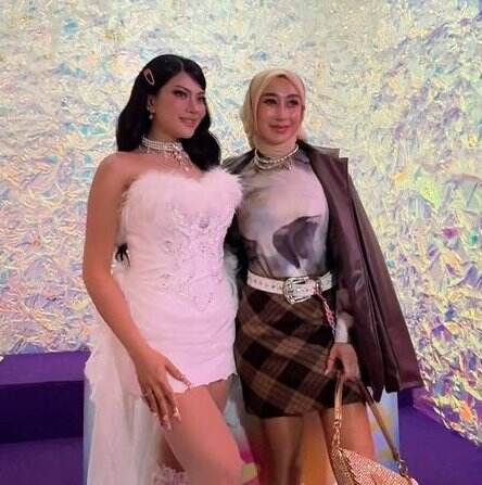 Gaya Gyaru Reza Gladys Jadi Sorotan saat Ultah Hanum Mega, Dikira Cuma Pakai Rok Mini Gaya Gyaru Reza Gladys Jadi Sorotan saat Ultah Hanum Mega, Dikira Cuma Pakai Rok Mini