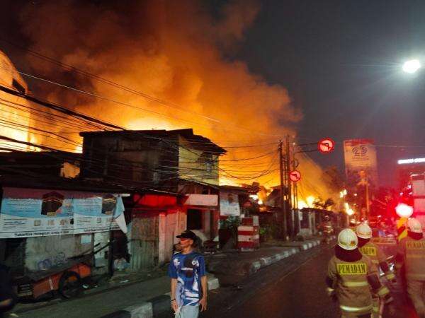 Kebakaran Permukiman di Kebayoran Lama Jaksel, 180 Jiwa Terdampak Kebakaran Permukiman di Kebayoran Lama Jaksel, 180 Jiwa Terdampak