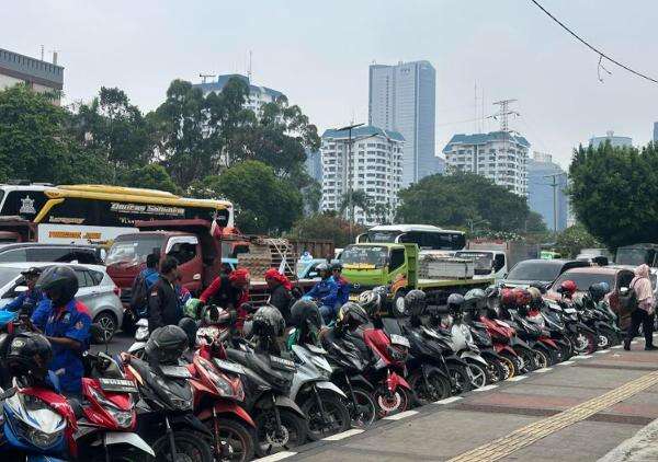 Ada Demo Buruh, Jalan Gatot Subroto Depan DPR Ditutup Sementara Ada Demo Buruh, Jalan Gatot Subroto Depan DPR Ditutup Sementara