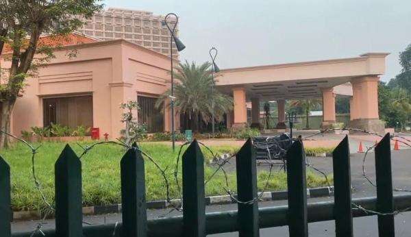 Jelang Eksekusi, Hotel Sultan Dipenuhi Spanduk Penolakan dan Kawat Berduri Jelang Eksekusi, Hotel Sultan Dipenuhi Spanduk Penolakan dan Kawat Berduri