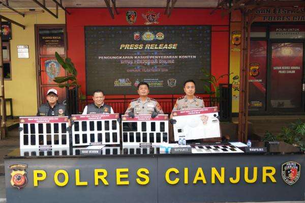 Polisi Bongkar Markas Judi Online di Sukaresmi Cianjur, 9 Orang Jadi Tersangka Polisi Bongkar Markas Judi Online di Sukaresmi Cianjur, 9 Orang Jadi Tersangka