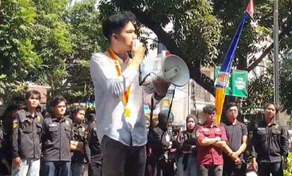 Unpas Geger! Belasan Mahasiswi Diduga Dilecehkan 6 Oknum Dosen Unpas Geger! Belasan Mahasiswi Diduga Dilecehkan 6 Oknum Dosen