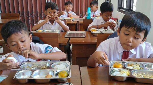 Reaksi Positif Orang Tua terhadap Program Makan Bergizi Gratis di Pangandaran Reaksi Positif Orang Tua terhadap Program Makan Bergizi Gratis di Pangandaran