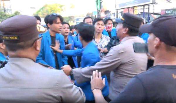 Demo Mahasiswa Desak Pengesahan UU Perampasan Aset di Makassar Ricuh Demo Mahasiswa Desak Pengesahan UU Perampasan Aset di Makassar Ricuh
