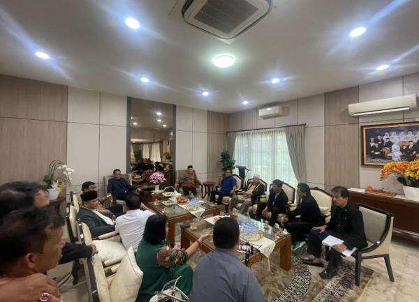 Denny Indrayana Bakal Laporkan KPU ke DKPP soal Dugaan 'Pasal Selundupan' Denny Indrayana Bakal Laporkan KPU ke DKPP soal Dugaan 'Pasal Selundupan'