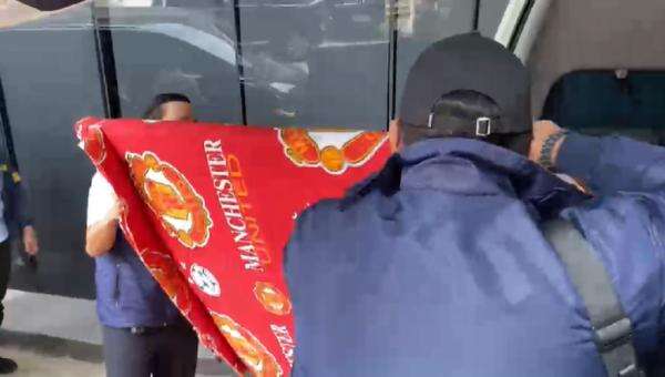 Datangi Kejagung, Penyidik Polri Bawa Bingkai Foto Dibungkus Kain Manchester United Datangi Kejagung, Penyidik Polri Bawa Bingkai Foto Dibungkus Kain Manchester United
