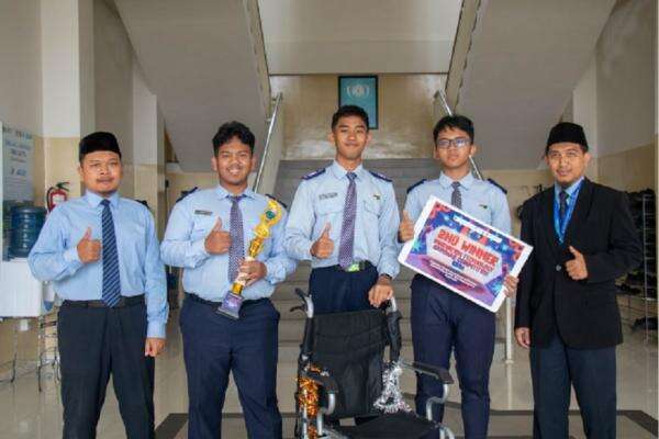 3 Siswa SMA Kembangkan Otomatisasi Kursi Roda, Raih Juara 2 Baronas Competition ITS 3 Siswa SMA Kembangkan Otomatisasi Kursi Roda, Raih Juara 2 Baronas Competition ITS