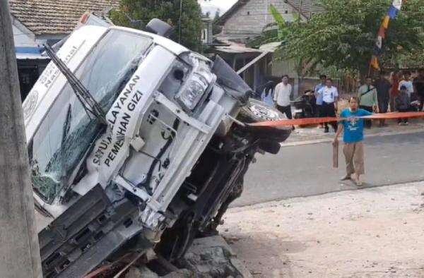 Kecelakaan di Magetan, Mobil SPPG Terbalik usai Tabrak Mobil dan Rumah Warga Kecelakaan di Magetan, Mobil SPPG Terbalik usai Tabrak Mobil dan Rumah Warga