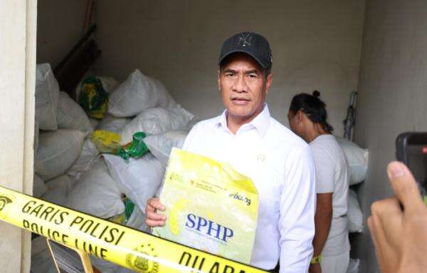 Mentan Amran Ancam Pecat Pegawai Bulog jika Terlibat Oplos Beras SPHP Jadi Premium Mentan Amran Ancam Pecat Pegawai Bulog jika Terlibat Oplos Beras SPHP Jadi Premium