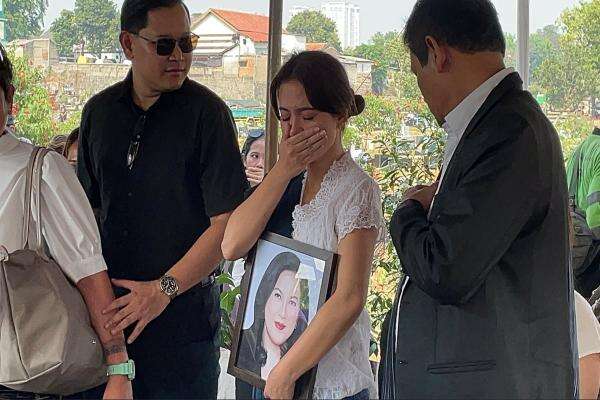 Tangis Marsha Aruan dan Sang Adik Pecah saat Pemakaman Ibunda Tangis Marsha Aruan dan Sang Adik Pecah saat Pemakaman Ibunda