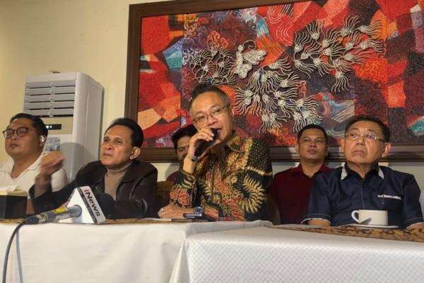Ade Darmawan Yakin Jokowi Kecewa Roy Suryo dan Dokter Tifa Tak Ditahan Kejari Jaksel Ade Darmawan Yakin Jokowi Kecewa Roy Suryo dan Dokter Tifa Tak Ditahan Kejari Jaksel