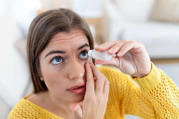 Softlens Tersangkut di Mata? Simak 3 Cara Aman Melepasnya Softlens Tersangkut di Mata? Simak 3 Cara Aman Melepasnya