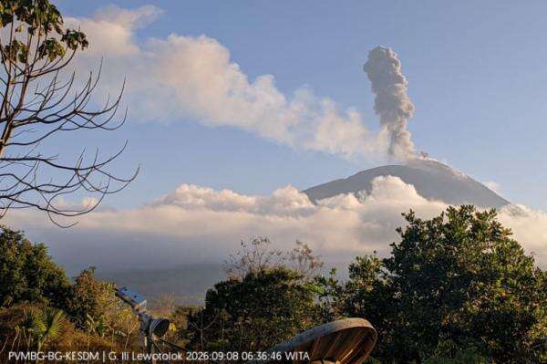 Gunung Ile Lewotolok Erupsi 4 Kali Disertai Dentuman, Hujan Abu Guyur 11 Desa Gunung Ile Lewotolok Erupsi 4 Kali Disertai Dentuman, Hujan Abu Guyur 11 Desa