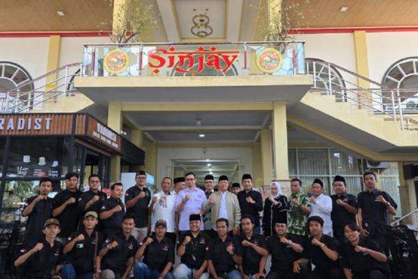 Mardiono Tiba di Surabaya Disambut Perisai SI Jawa Timur Mardiono Tiba di Surabaya Disambut Perisai SI Jawa Timur