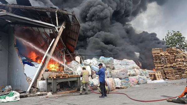 Pabrik Pengolahan Plastik di Cikupa Tangerang Terbakar, Karyawan dan Warga Panik Pabrik Pengolahan Plastik di Cikupa Tangerang Terbakar, Karyawan dan Warga Panik