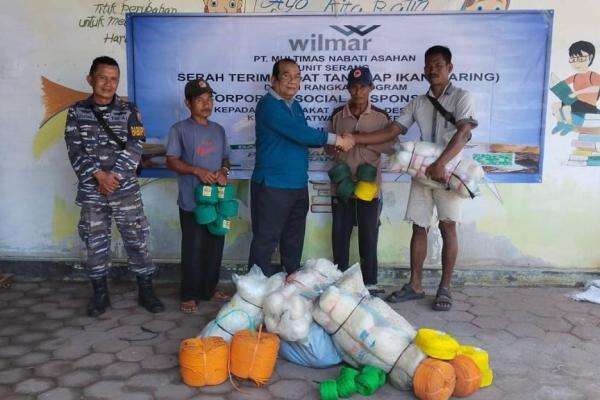 Bantu Aktivitas Ekonomi Nelayan, Wilmar Serahkan Peralatan Tangkap Ikan Bantu Aktivitas Ekonomi Nelayan, Wilmar Serahkan Peralatan Tangkap Ikan