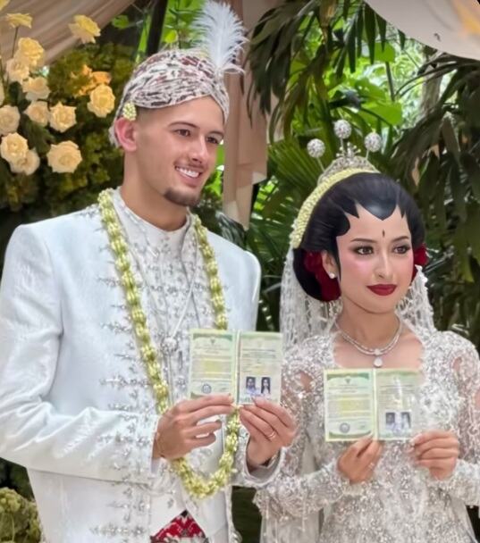Sah Nikahi Jennifer Coppen, Justin Hubner Curi Perhatian di Akad Lewat Bulu Putih di Blangkon Sah Nikahi Jennifer Coppen, Justin Hubner Curi Perhatian di Akad Lewat Bulu Putih di Blangkon