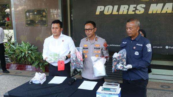 Polisi Ungkap Jaringan Narkoba Jakarta-Malang, Kurir Bawa Sabu hingga Ekstasi Polisi Ungkap Jaringan Narkoba Jakarta-Malang, Kurir Bawa Sabu hingga Ekstasi
