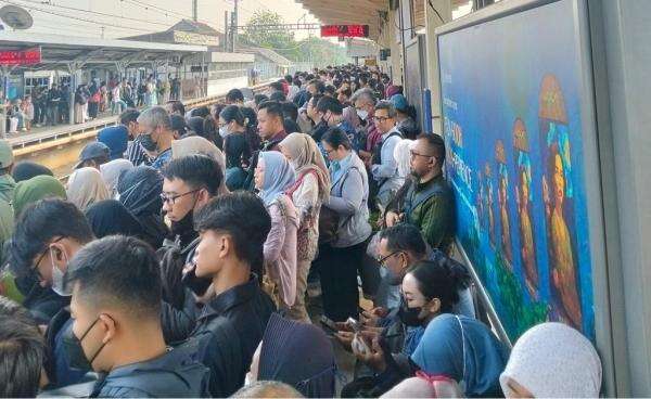 KRL Rangkasbitung-Tanah Abang Terganggu Pagi Ini, Penumpang Sempat Menumpuk KRL Rangkasbitung-Tanah Abang Terganggu Pagi Ini, Penumpang Sempat Menumpuk