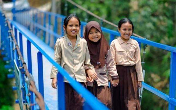 BRI Peduli Bangun Jembatan Gantung di Cianjur, Permudah Akses Sekolah dan Aktivitas Ekonomi Warga BRI Peduli Bangun Jembatan Gantung di Cianjur, Permudah Akses Sekolah dan Aktivitas Ekonomi Warga