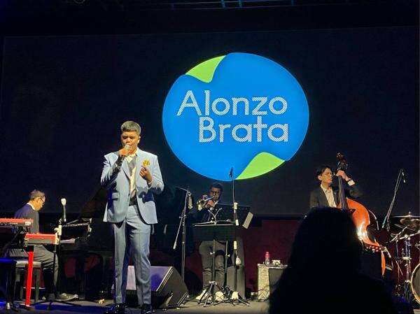 Alonzo Brata Curi Perhatian di Konser Indra Lesmana, Vokal Bariton dan Repertoar Tuai Apresiasi Alonzo Brata Curi Perhatian di Konser Indra Lesmana, Vokal Bariton dan Repertoar Tuai Apresiasi