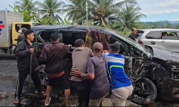 Kronologi Kecelakaan Maut 3 Kendaraan di Padang Pariaman, Dipicu Innova Oleng Kronologi Kecelakaan Maut 3 Kendaraan di Padang Pariaman, Dipicu Innova Oleng