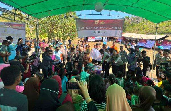 Kapolri dan Titiek Soeharto Tinjau 2 Posko Pengungsian Gempa NTT, Bagikan Bantuan dan Hibur Anak-Anak Kapolri dan Titiek Soeharto Tinjau 2 Posko Pengungsian Gempa NTT, Bagikan Bantuan dan Hibur Anak-Anak