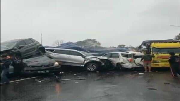 27 Orang Luka dan 1 ABG Tewas Akibat Kecelakaan Maut Tabrakan Beruntun di Tol Purbaleunyi Km 92 27 Orang Luka dan 1 ABG Tewas Akibat Kecelakaan Maut Tabrakan Beruntun di Tol Purbaleunyi Km 92