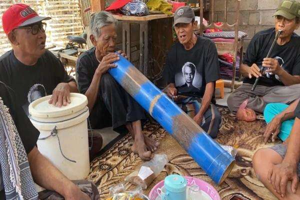 Dosen UNEJ Dokumentasikan Gamelan Mulut Nelayan Panarukan, Kini Tersisa 8 Pemain Dosen UNEJ Dokumentasikan Gamelan Mulut Nelayan Panarukan, Kini Tersisa 8 Pemain