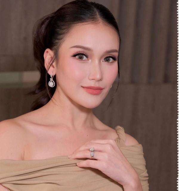 Potret Ayu Ting Ting Kondangan di Bali, Tampil Menawan Kenakan Gaun Nude di Pinggir Pantai Potret Ayu Ting Ting Kondangan di Bali, Tampil Menawan Kenakan Gaun Nude di Pinggir Pantai
