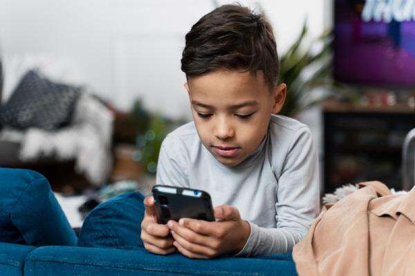 Studi: Kebanyakan Screen Time Bisa Bahaya untuk Jantung Anak Studi: Kebanyakan Screen Time Bisa Bahaya untuk Jantung Anak