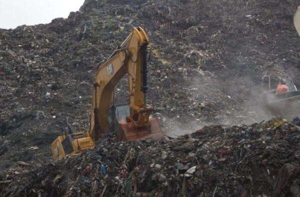Gunung Sampah di TPA Runtuh Timpa Gubuk-Gubuk, 30 Orang Tewas Gunung Sampah di TPA Runtuh Timpa Gubuk-Gubuk, 30 Orang Tewas