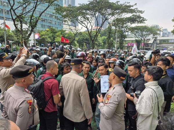 Hendak Demo di Patung Kuda, Ratusan Mahasiswa Diadang Polisi Hendak Demo di Patung Kuda, Ratusan Mahasiswa Diadang Polisi