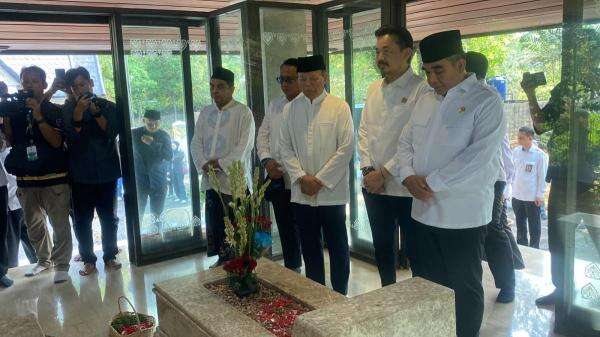 Jelang HUT ke-81 RI, Pimpinan MPR Ziarah ke Makam Bung Hatta Jelang HUT ke-81 RI, Pimpinan MPR Ziarah ke Makam Bung Hatta
