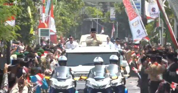 Prabowo Naik Maung Hadiri 100 Tahun Gontor di Jatim Prabowo Naik Maung Hadiri 100 Tahun Gontor di Jatim