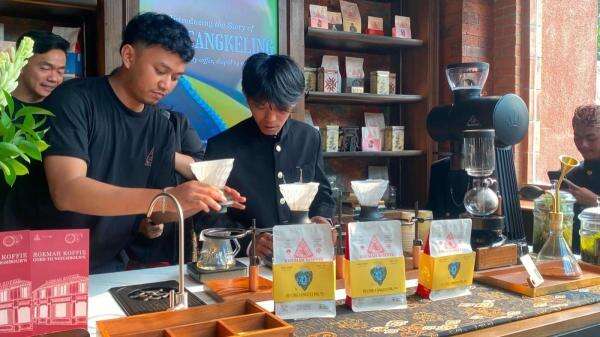 Pemuda Ini Budidaya Kopi Berbuah Kuning di Garut, Naik Kelas Lewat Proses Fermentasi Pemuda Ini Budidaya Kopi Berbuah Kuning di Garut, Naik Kelas Lewat Proses Fermentasi